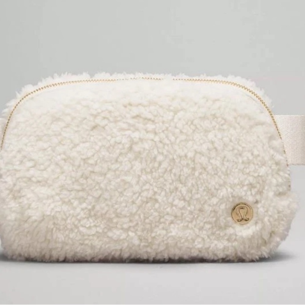 Lululemon Everywhere Belt Bag Fleece White/Gold New without tags